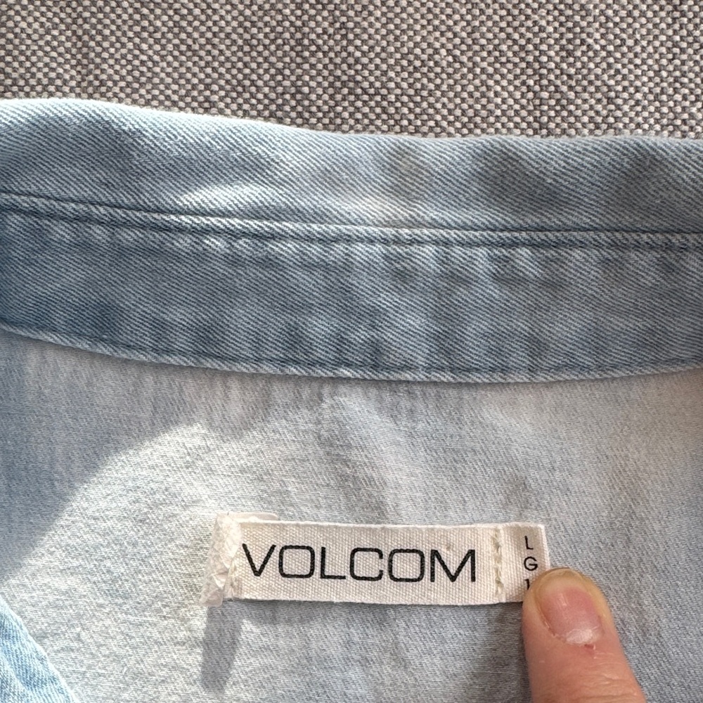 Volcom Women’s Light Blue Casual Button Down Shirt - Picture 2 of 3